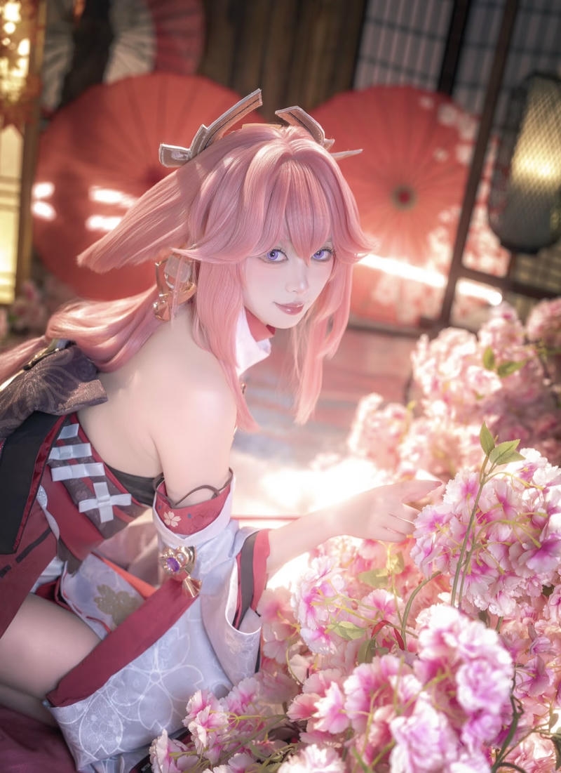 Tạo hình cosplay Yae Miko ánh mắt sâu lắng đầy cảm xúc