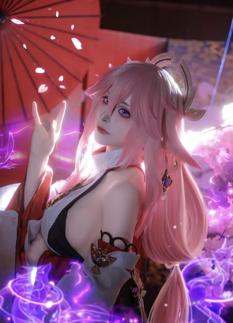 Tạo hình cosplay Yae Miko ánh sáng dịu tạo cảm giác thư giãn