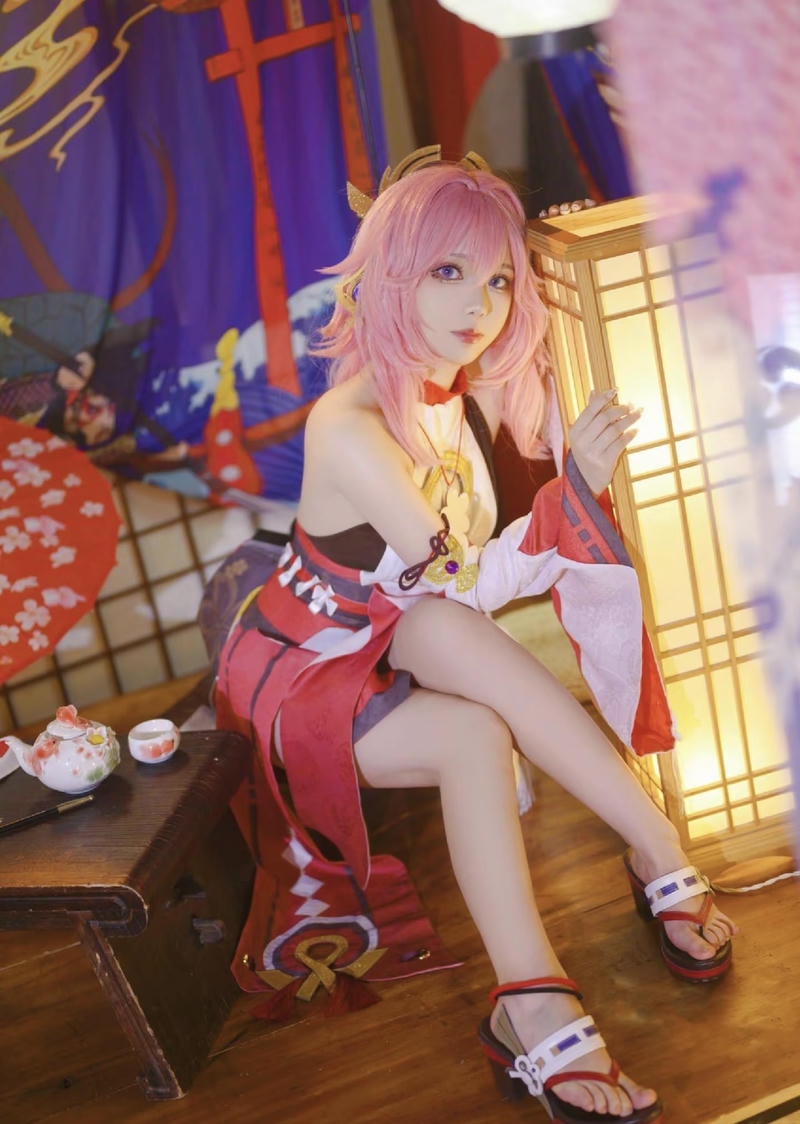 Yae Miko cosplay với nét mặt cuốn người đối diện