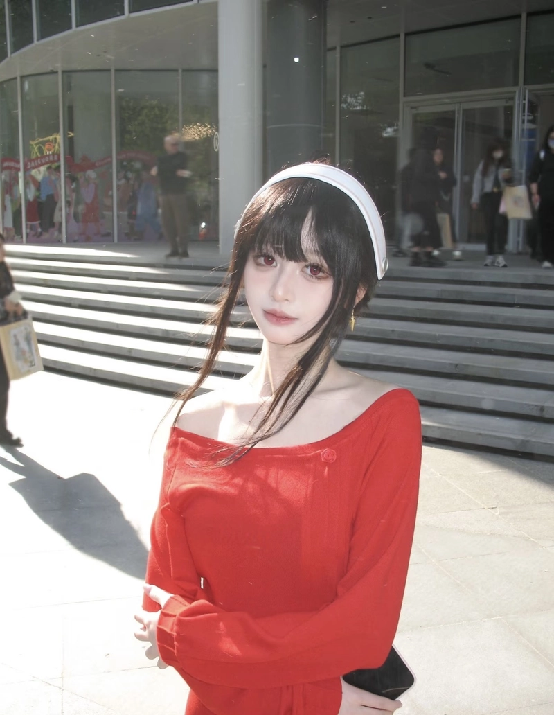 Ảnh Yor Forger cosplay mang cảm giác thanh lịch cuốn hút