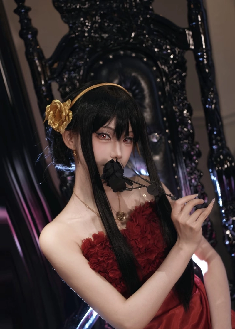 Ảnh Yor Forger cosplay mang nét đẹp sắc sảo thanh tao