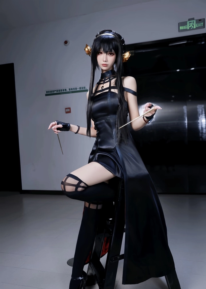 Ảnh Yor Forger cosplay mang thần sắc dịu dàng lôi cuốn