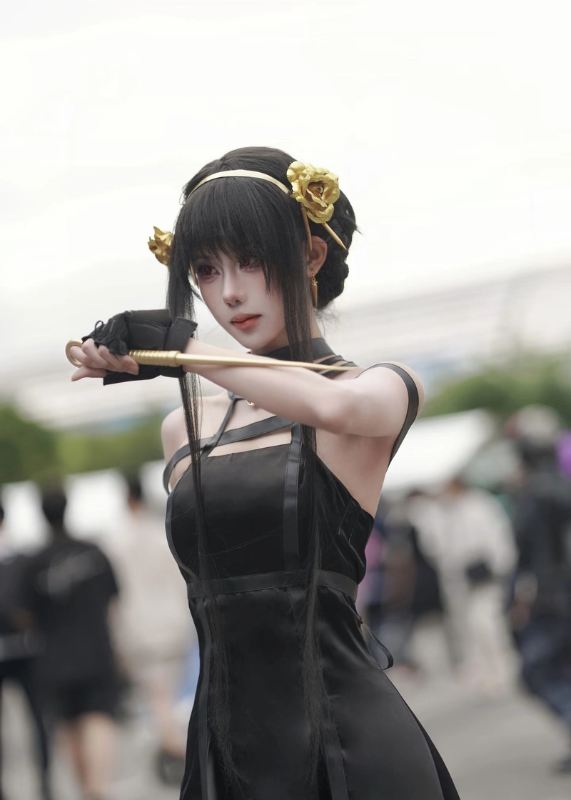 Ảnh Yor Forger cosplay mang vẻ đẹp bí ẩn khó quên