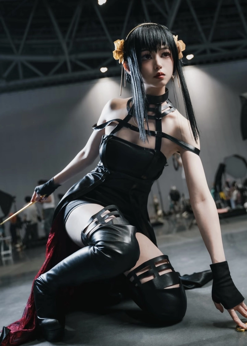 Ảnh Yor Forger cosplay trong bộ trang phục đặc trưng