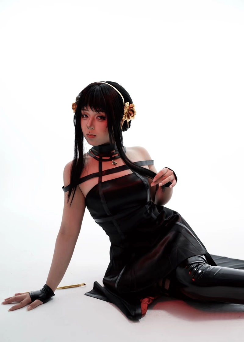 Ảnh Yor Forger cosplay trong khoảnh khắc cảm xúc
