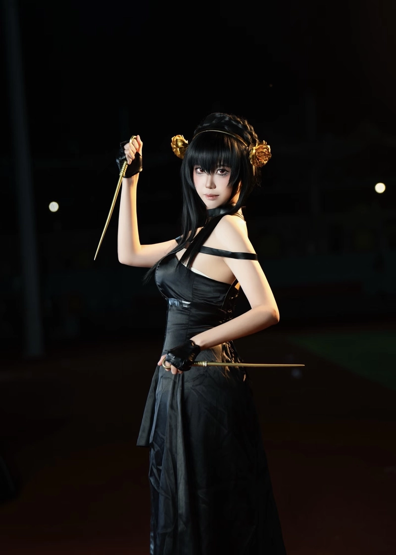 Ảnh Yor Forger cosplay trong khung cảnh đậm chất anime