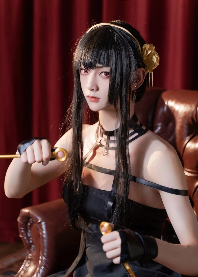 Ảnh Yor Forger cosplay trong tạo hình sang trọng cuốn hút