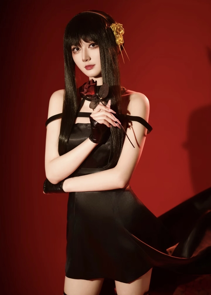 Ảnh Yor Forger cosplay trong tạo hình tinh tế bắt mắt