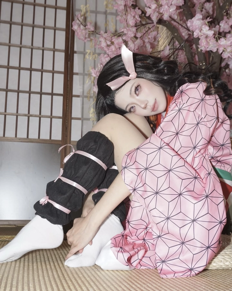 Ảnh cosplay Nezuko cùng đôi mắt hồng tím cuốn hút