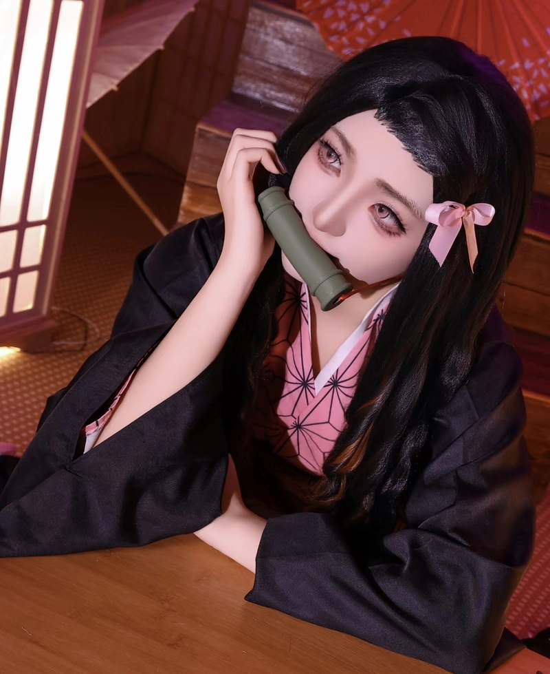 Ảnh cosplay Nezuko cùng mái tóc dài buông tự nhiên
