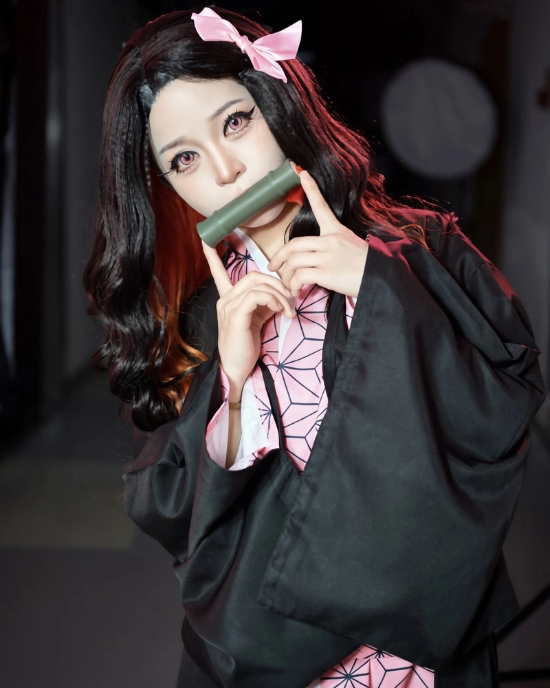 Ảnh cosplay Nezuko cùng ống tre cố định trước môi