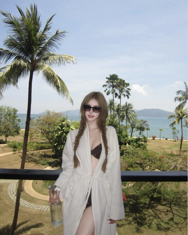 Ảnh gái xinh bikini với nụ cười tỏa sáng nhẹ nhàng