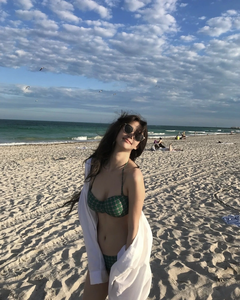 Ảnh gái xinh bikini với vẻ ngoài nổi bật giữa bãi biển