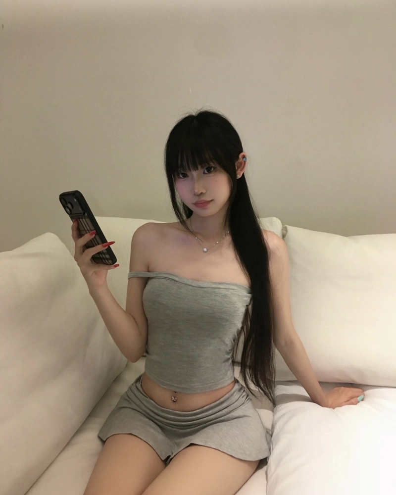Ảnh gái xinh hở hang phong cách thời trang hiện đại