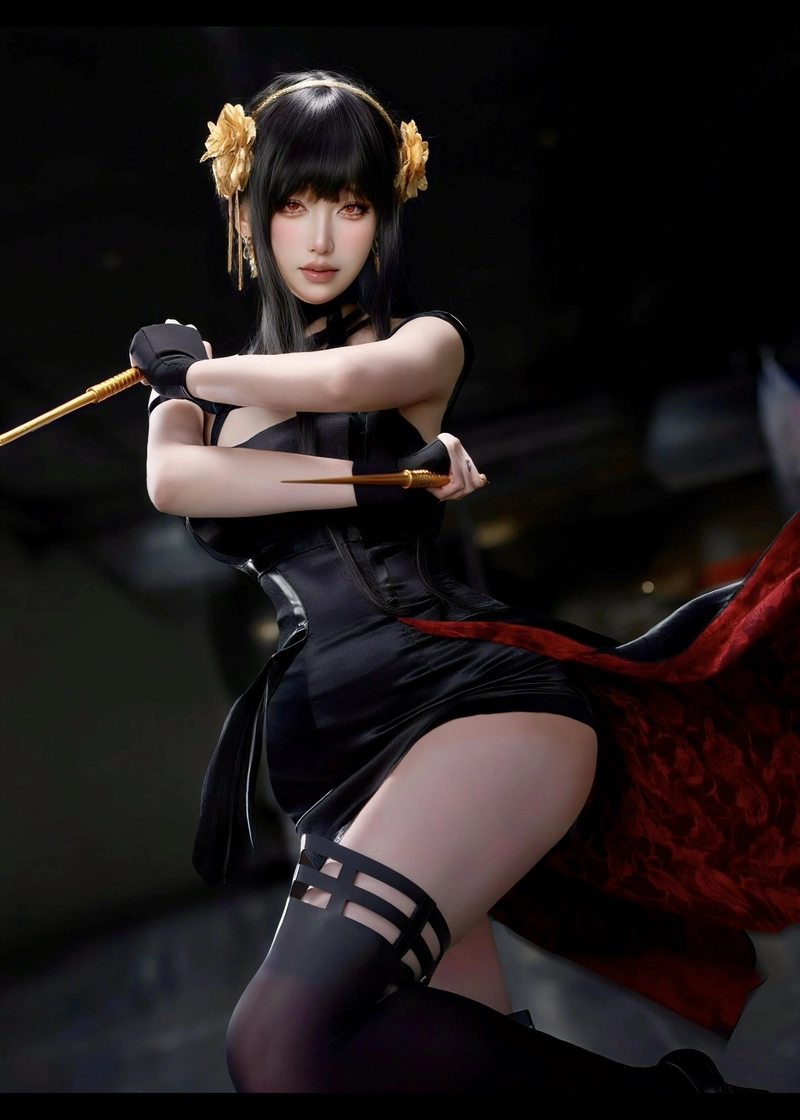 Bức ảnh Yor Forger cosplay với thần sắc trầm lặng