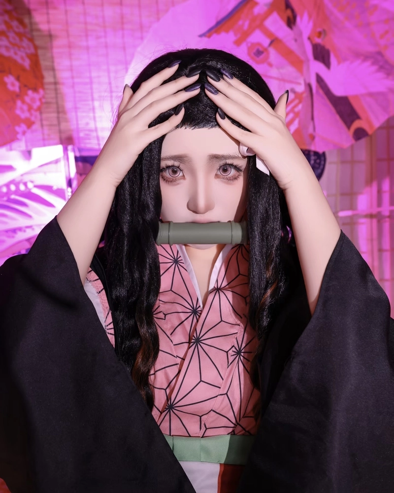 Bức ảnh cosplay Nezuko với đôi mắt hồng nổi bật