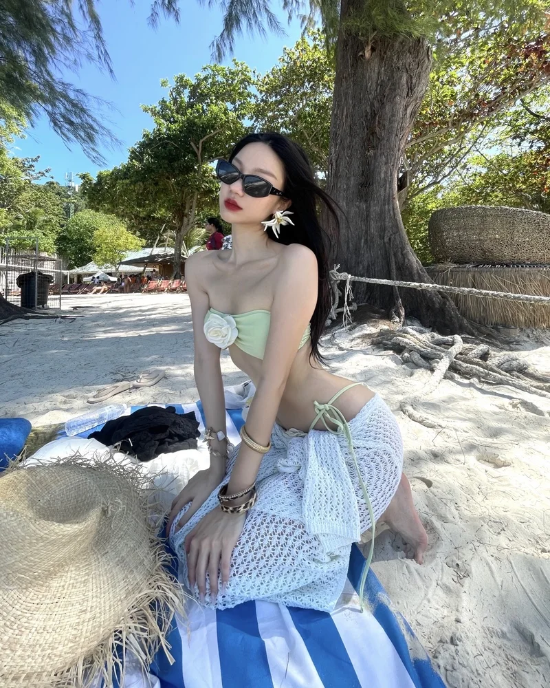 Bức ảnh gái xinh bikini cùng dáng vẻ rạng rỡ dưới nắng