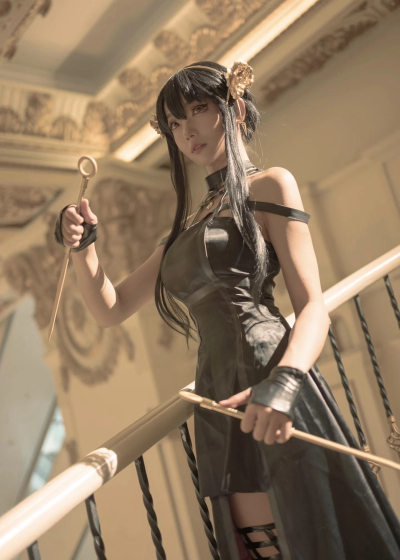 Bức hình Yor Forger cosplay với diện mạo thanh thoát