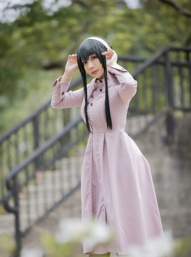 Bức hình Yor Forger cosplay với đôi mắt giàu cảm xúc