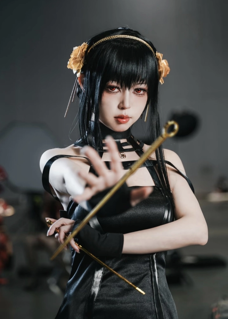 Bức hình Yor Forger cosplay với gương mặt thanh tú