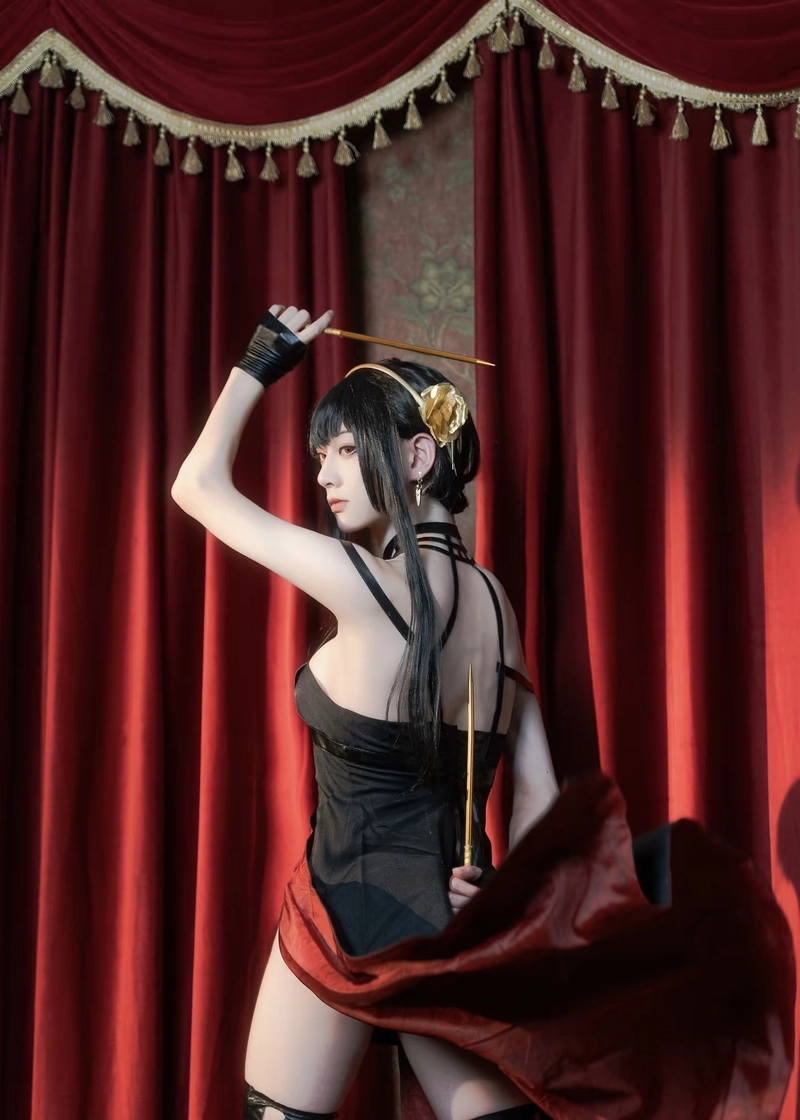 Bức hình Yor Forger cosplay với mái tóc mềm mại nổi bật