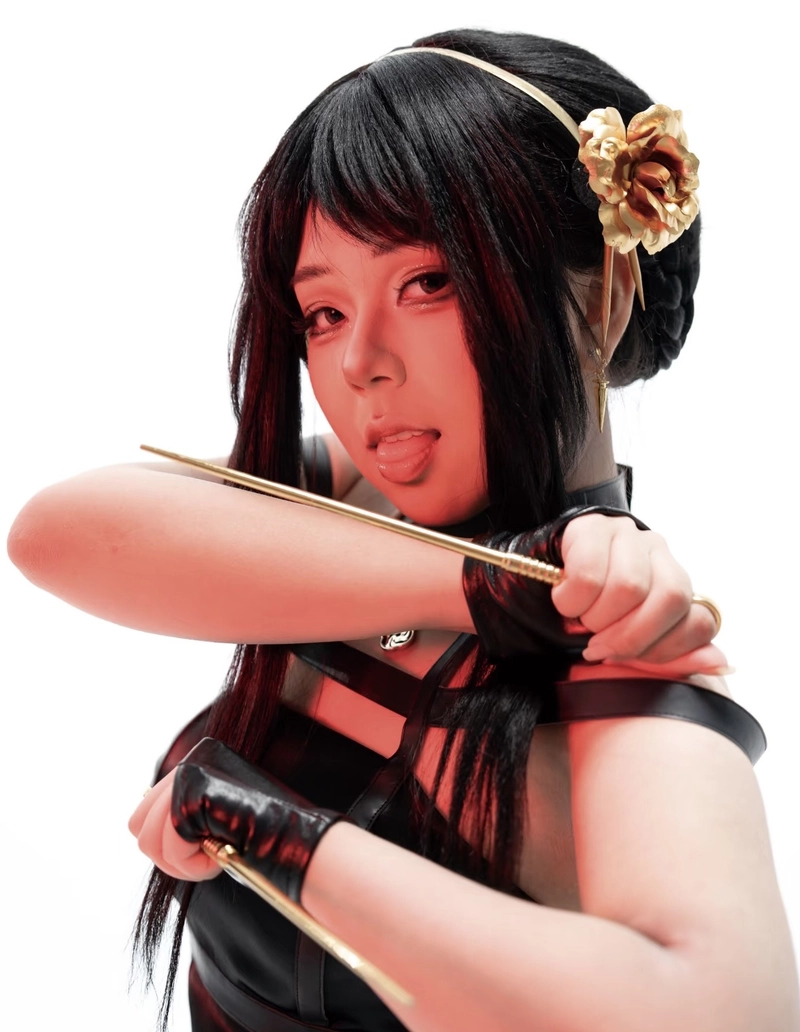 Bức hình Yor Forger cosplay với phong cách quý phái