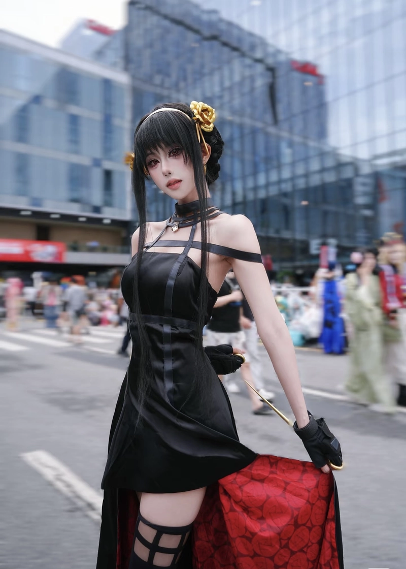 Hình Yor Forger cosplay cùng biểu cảm dịu dàng thanh tao