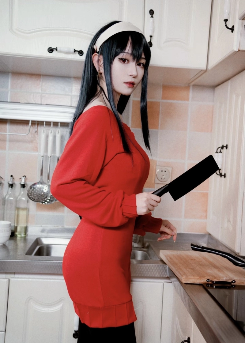 Hình Yor Forger cosplay cùng biểu cảm nhẹ nhàng duyên dáng