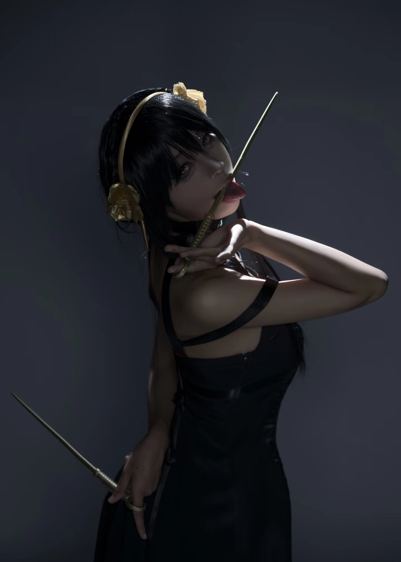 Hình Yor Forger cosplay cùng diện mạo sang trọng nhã nhặn