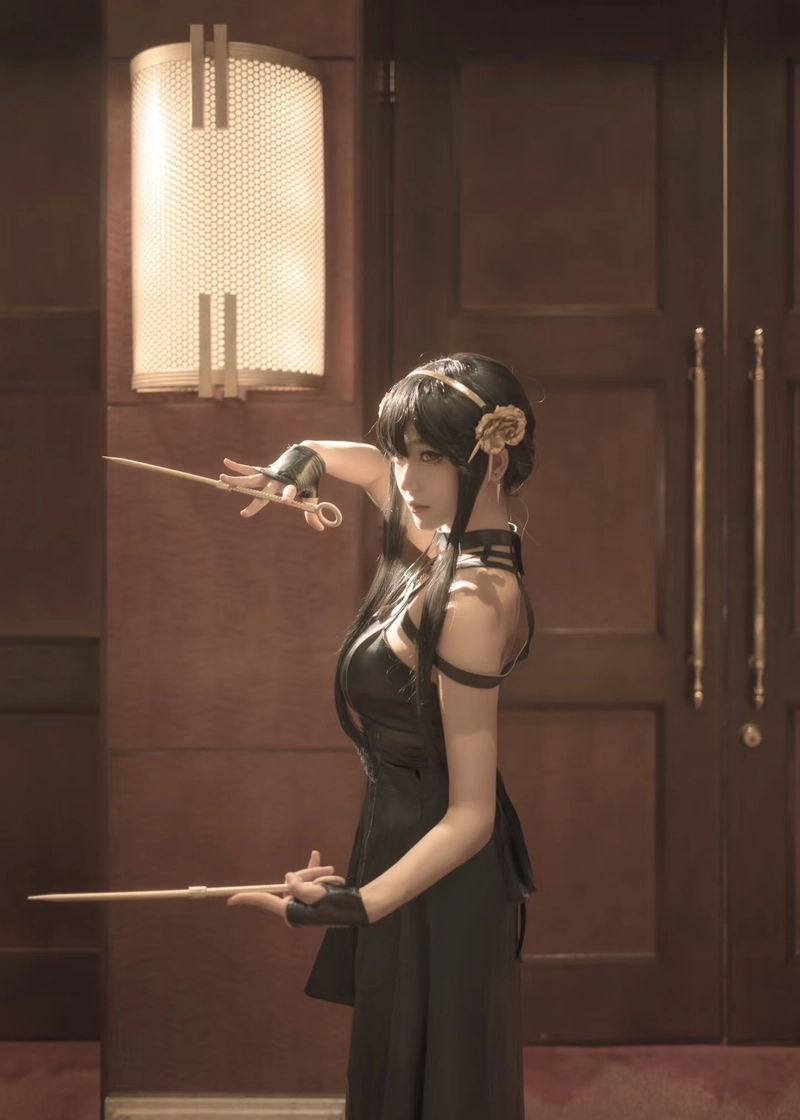 Hình Yor Forger cosplay cùng nụ cười nhẹ nhàng cuốn hút