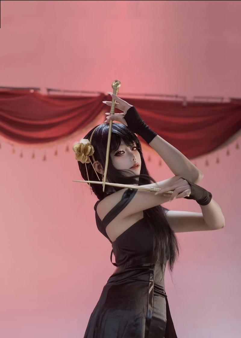 Hình Yor Forger cosplay cùng phong cách nữ tính hiện đại