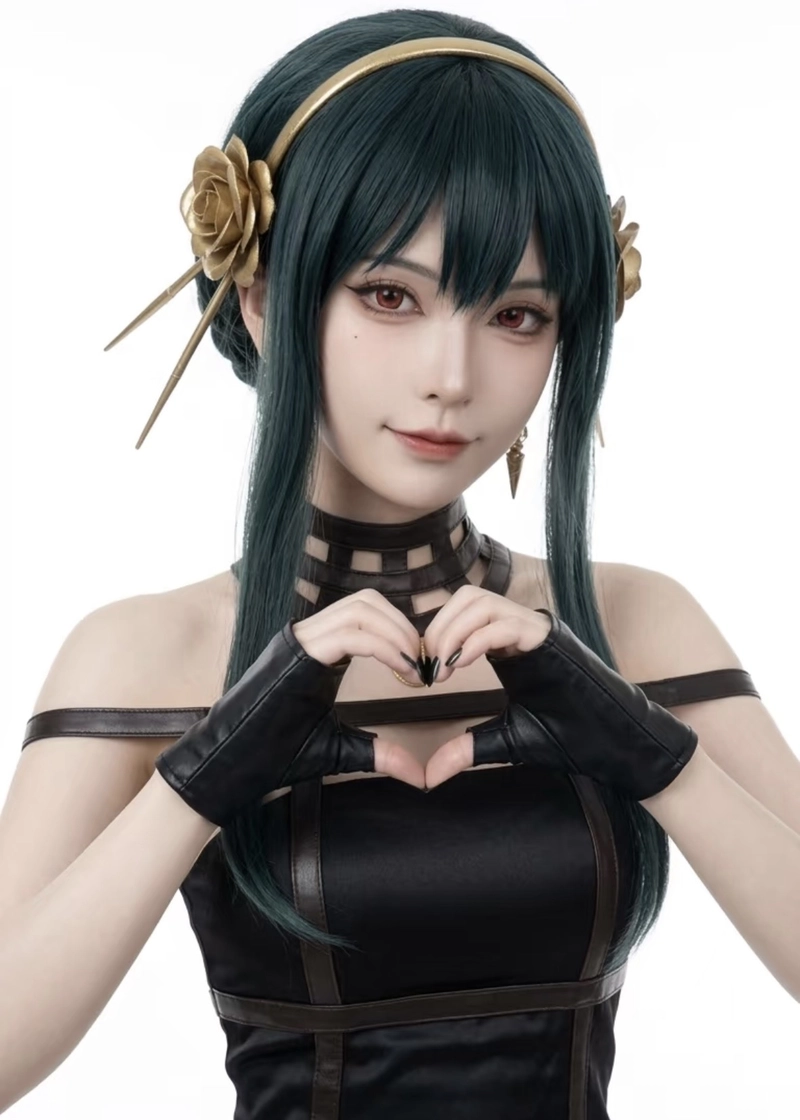 Hình Yor Forger cosplay trong bộ váy đen thanh lịch
