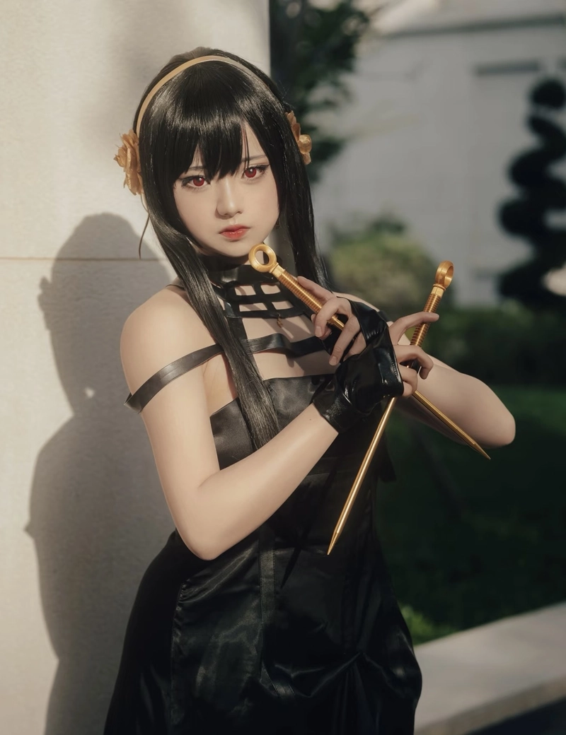 Hình ảnh Yor Forger cosplay cùng ánh mắt lôi cuốn