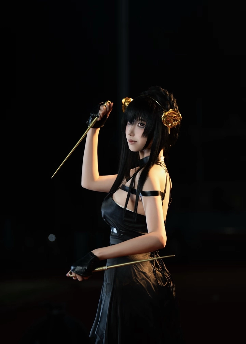 Hình ảnh Yor Forger cosplay cùng ánh nhìn đầy chiều sâu