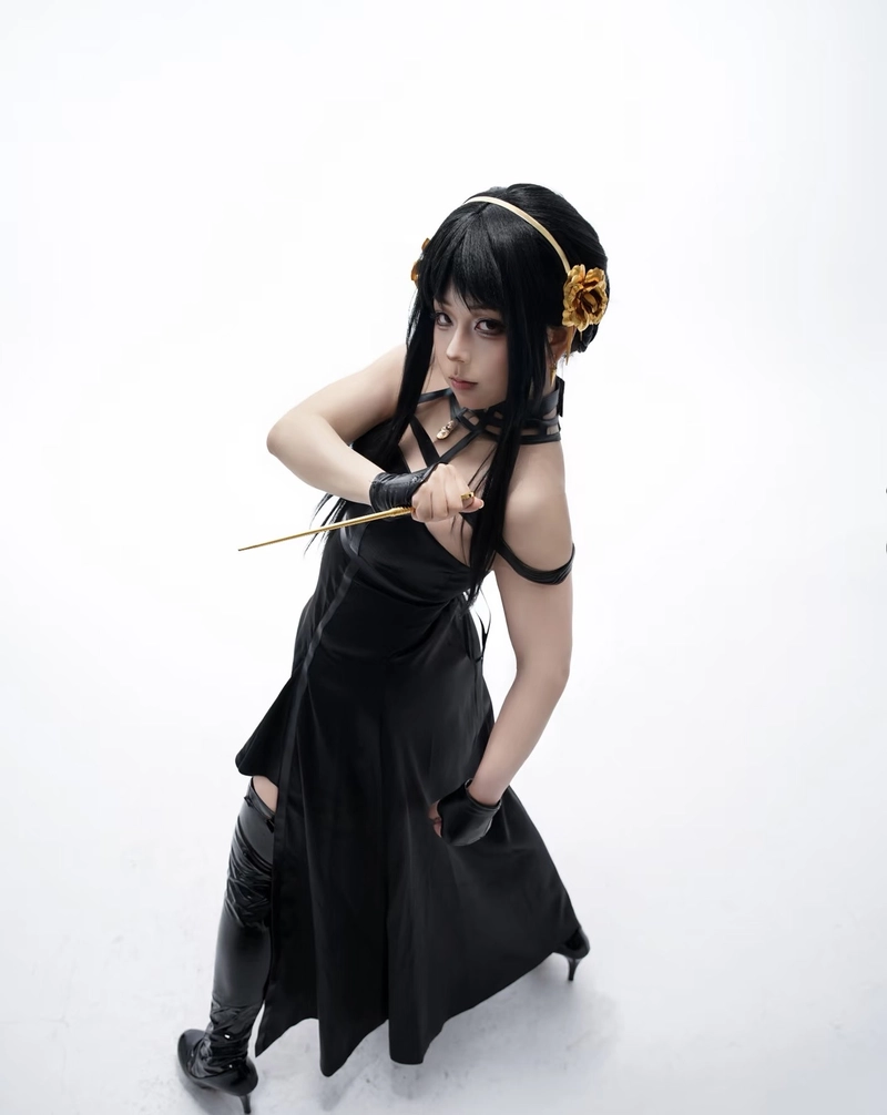 Hình ảnh Yor Forger cosplay cùng gương mặt sắc nét