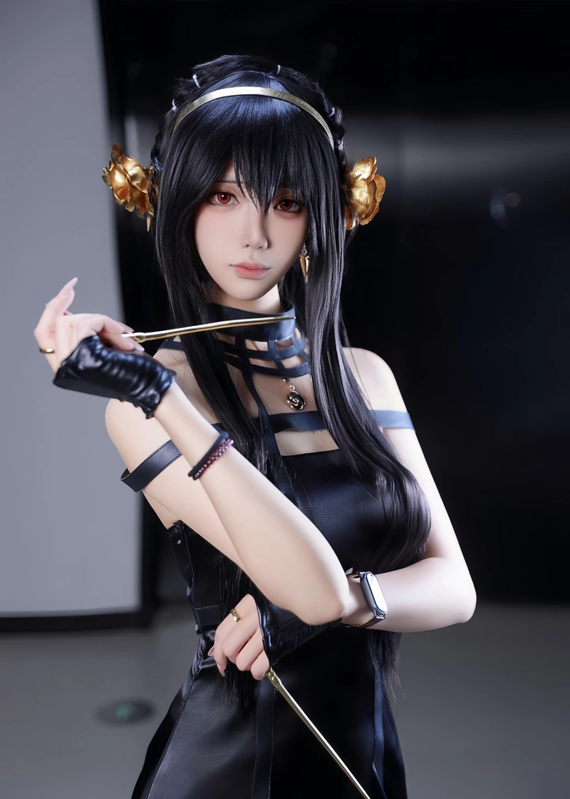 Hình ảnh Yor Forger cosplay cùng khí chất cuốn hút riêng
