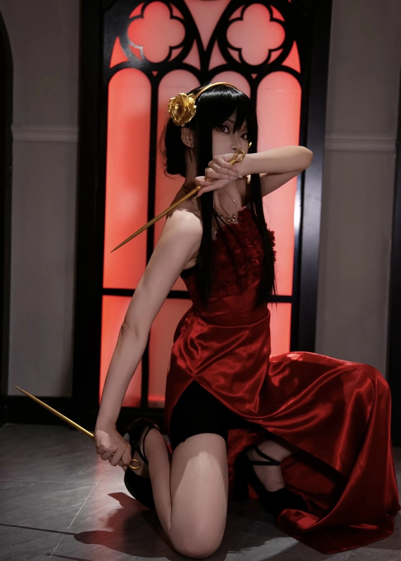 Hình ảnh Yor Forger cosplay cùng mái tóc đen óng ả