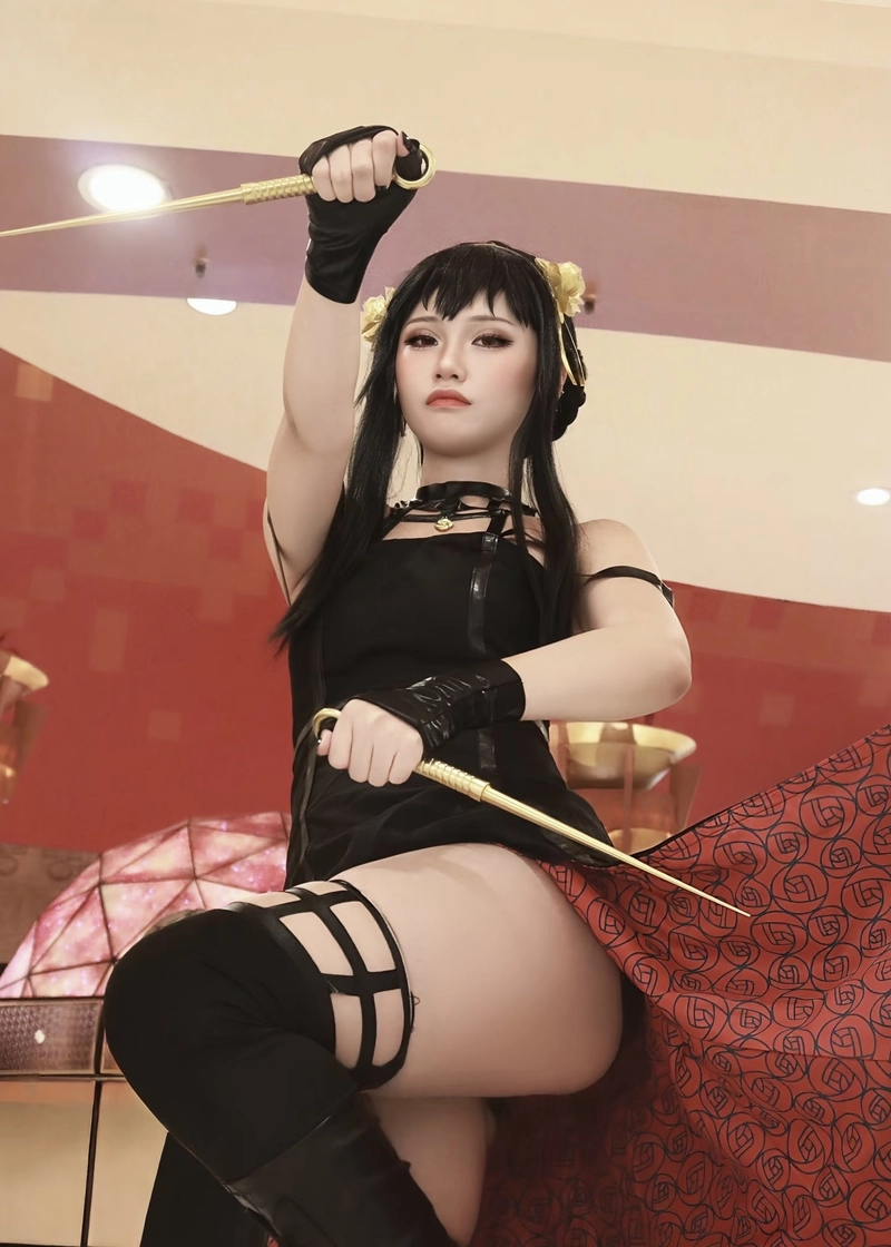 Hình ảnh Yor Forger cosplay cùng phong thái điềm đạm