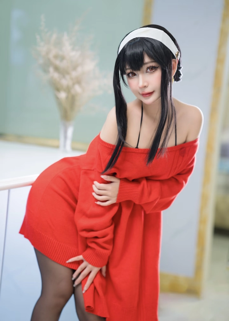 Hình ảnh Yor Forger cosplay cùng vẻ ngoài nổi bật tự nhiên