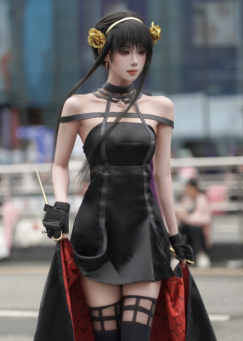 Hình ảnh Yor Forger cosplay với đôi mắt đỏ nổi bật