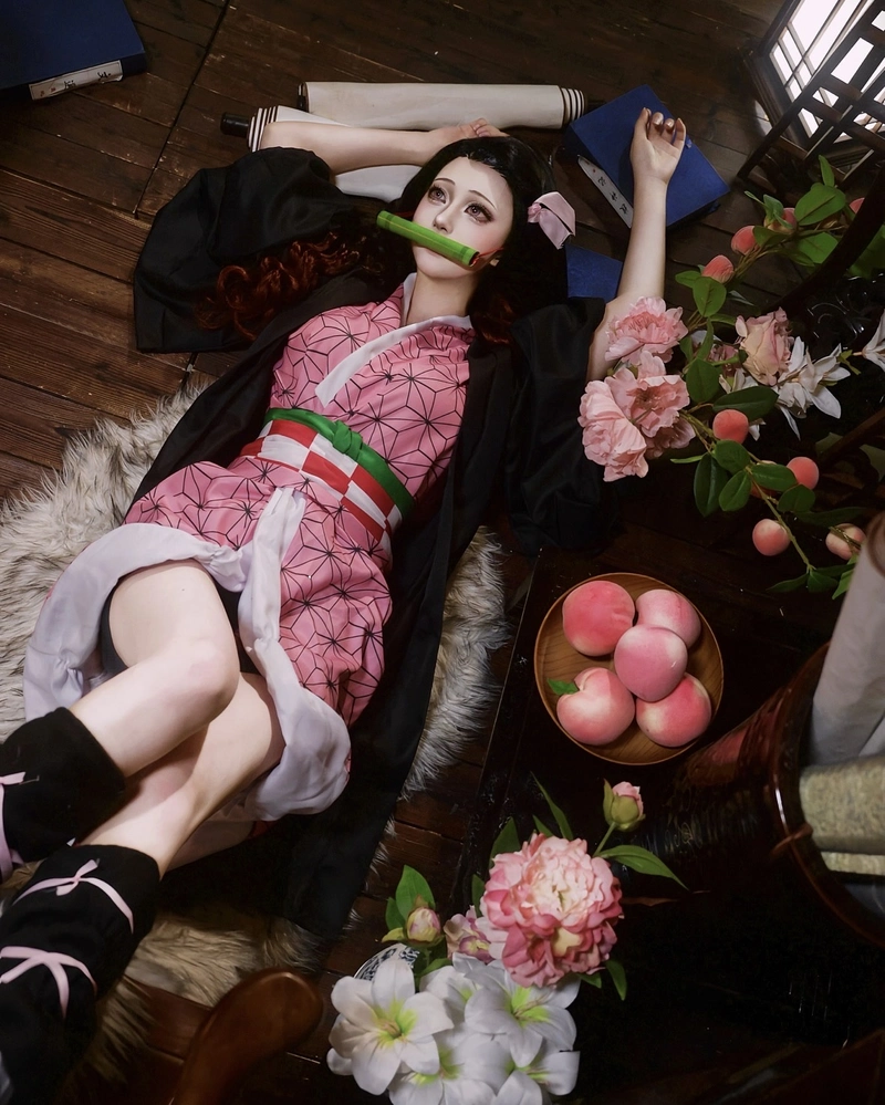 Hình ảnh cosplay Nezuko cùng chiếc ống tre màu xanh lá