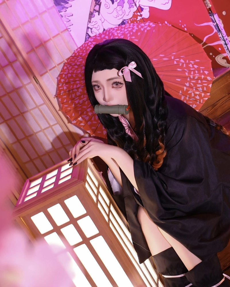 Hình ảnh cosplay Nezuko trong bộ kimono họa tiết gai dầu