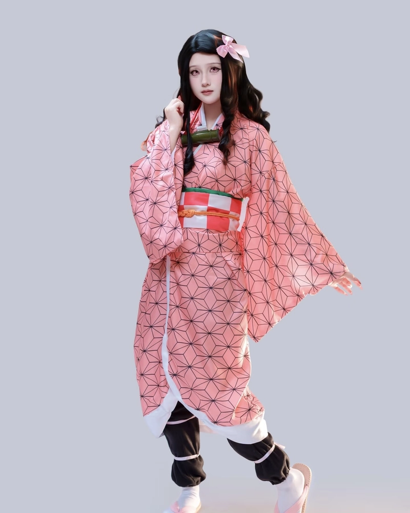 Hình ảnh cosplay Nezuko với chiếc nơ hồng bên tóc