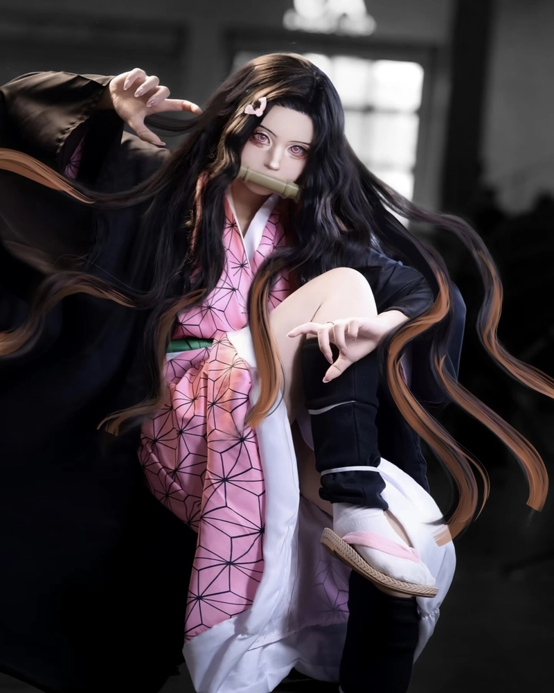 Hình ảnh cosplay Nezuko với nơ tóc hồng dễ nhận biết