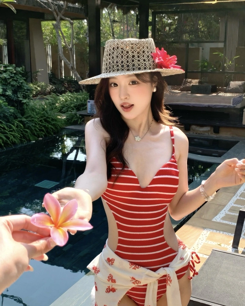 Hình ảnh gái xinh bikini giữa không gian biển thơ mộng