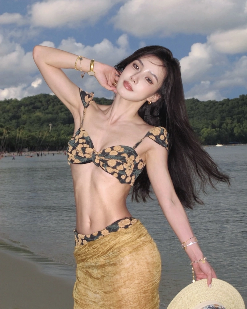 Hình ảnh gái xinh bikini với phong cách nghỉ dưỡng cuốn hút