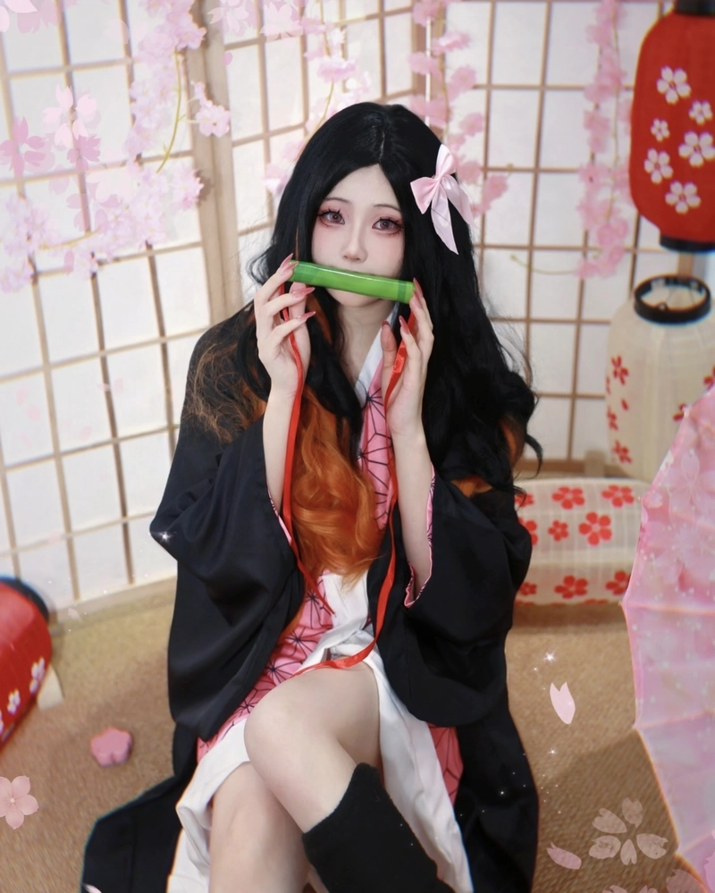 Hình cosplay Nezuko cùng mái tóc đen chuyển cam đặc trưng