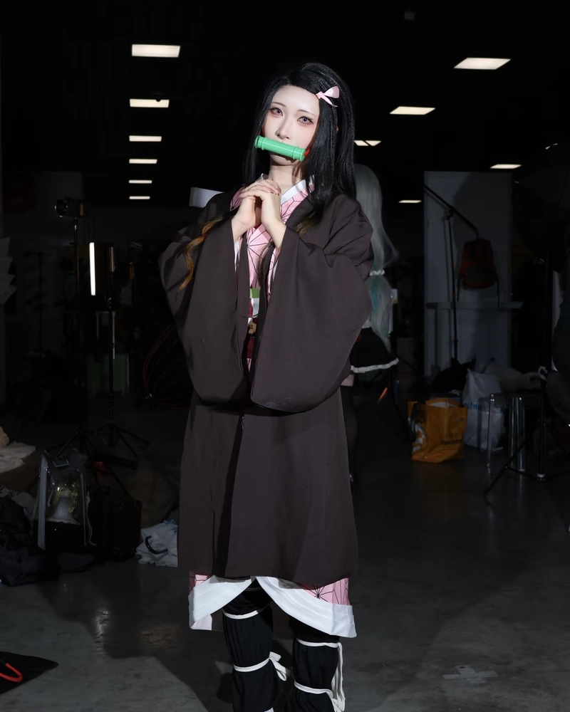 Hình cosplay Nezuko cùng mái tóc đen dài óng ả