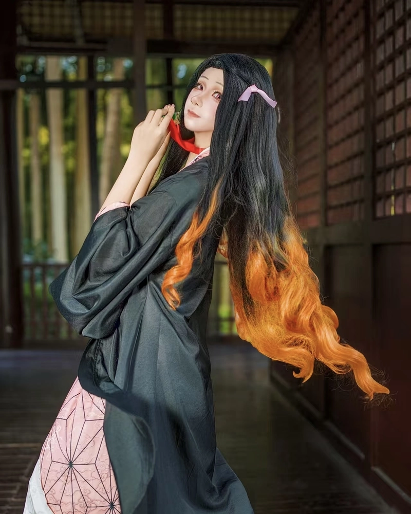 Hình cosplay Nezuko trong bộ kimono hồng truyền thống