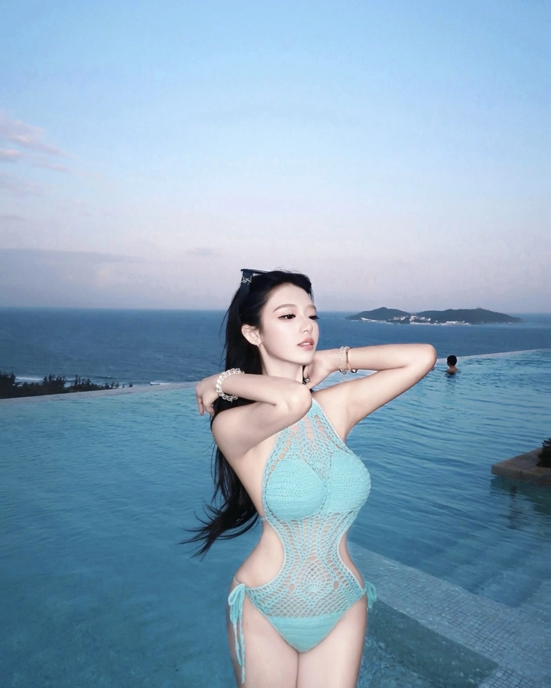Hình gái xinh bikini với dáng vẻ năng động tự nhiên